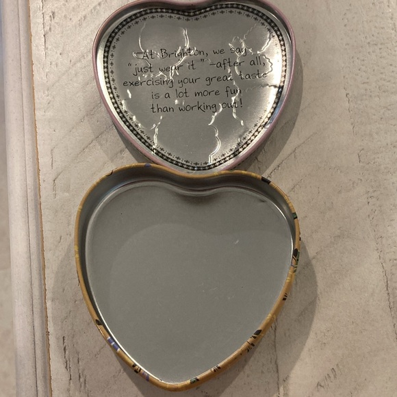 Brighton tin floral heart box - Picture 3 of 6